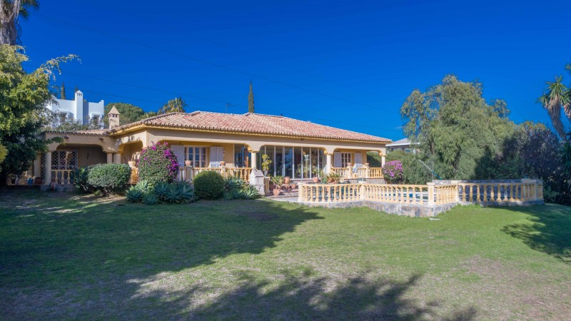 Villa for redevelopment or refurbishment at El Paraiso Medio, Estepona